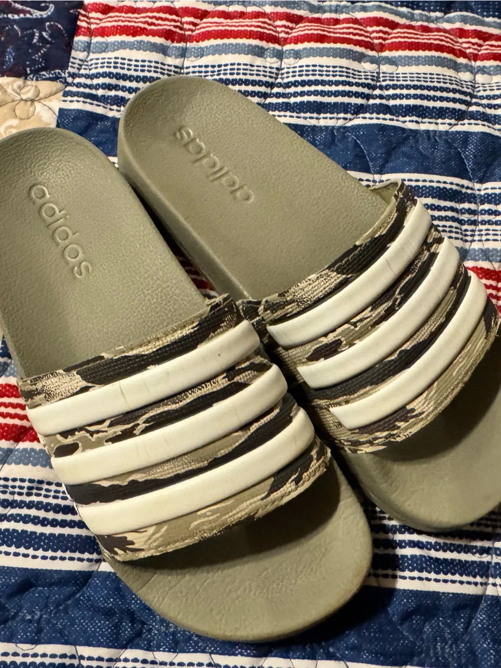 adidas Green Camo Slide Sandals with White Stripes kids size 2 (Boys)